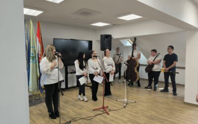 Iz pera naših novinara: Veliki odmor s vinkovačkim književnicima – spoj tradicije, književnosti i glazbe